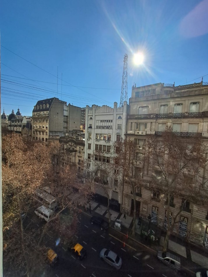 LUMINOSISIMO DEPARTAMENTO A UNA CUADRA DE PLAZA DEL CONGRESO SOBRE AV. DE MAYO - PISO 8