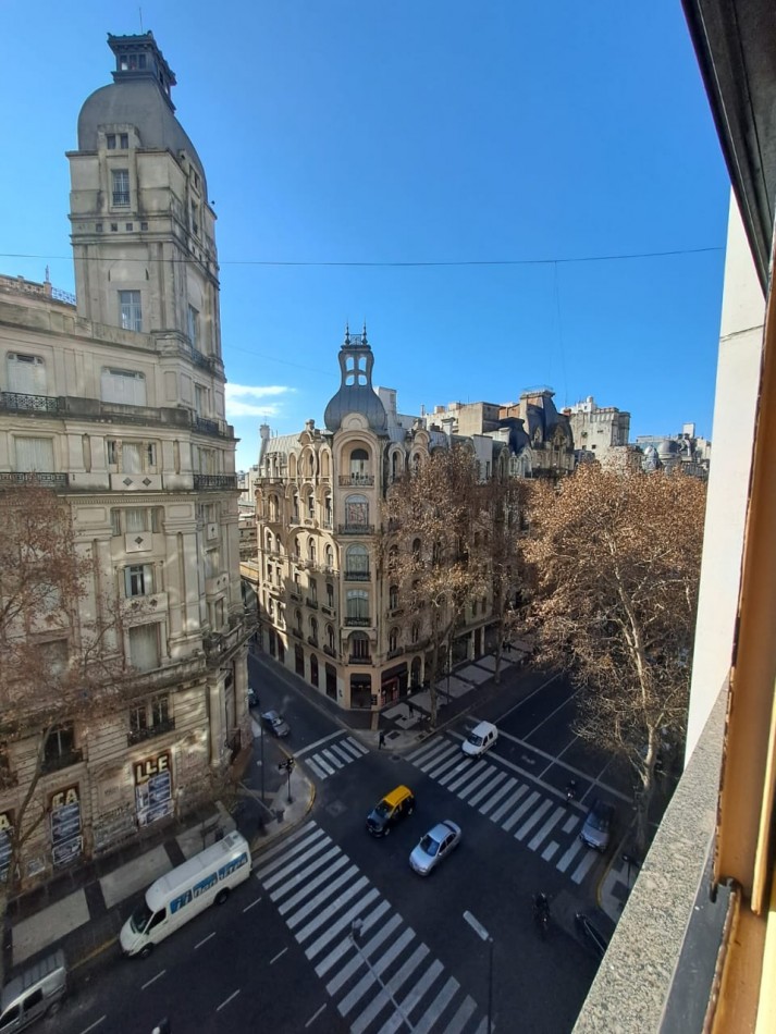 LUMINOSISIMO DEPARTAMENTO A UNA CUADRA DE PLAZA DEL CONGRESO SOBRE AV. DE MAYO - PISO 8