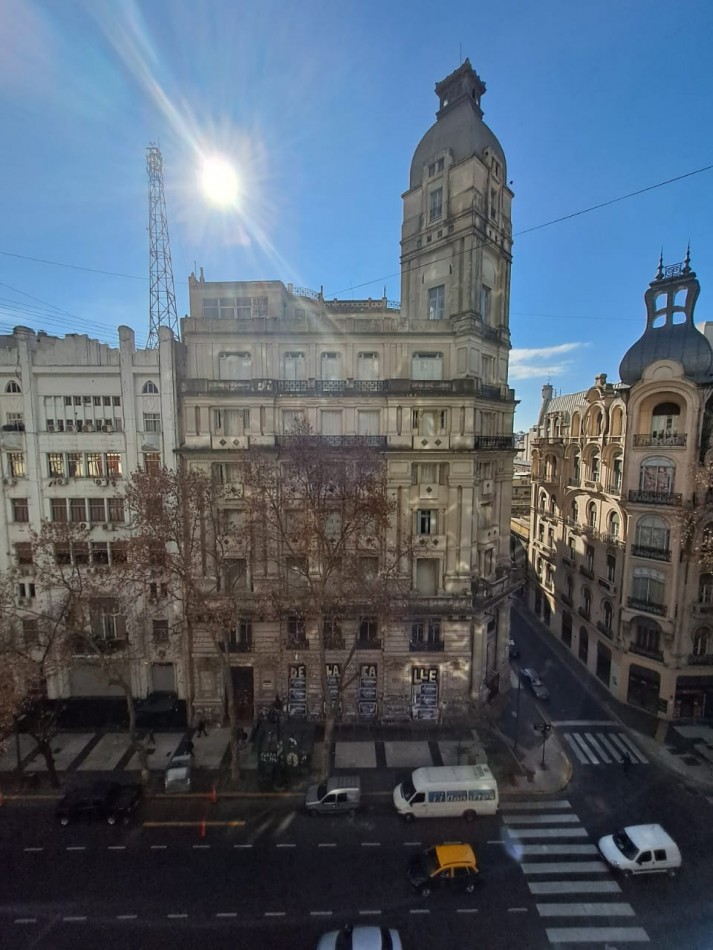 LUMINOSISIMO DEPARTAMENTO A UNA CUADRA DE PLAZA DEL CONGRESO SOBRE AV. DE MAYO - PISO 8