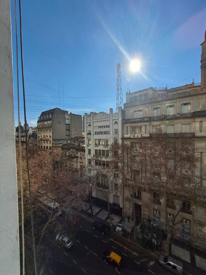 LUMINOSISIMO DEPARTAMENTO A UNA CUADRA DE PLAZA DEL CONGRESO SOBRE AV. DE MAYO - PISO 8