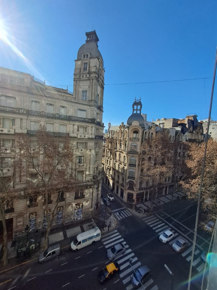 LUMINOSISIMO DEPARTAMENTO A UNA CUADRA DE PLAZA DEL CONGRESO SOBRE AV. DE MAYO - PISO 8