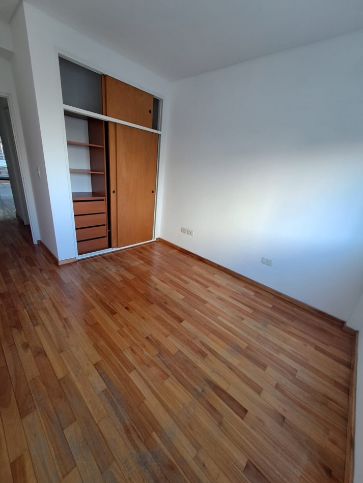 HERMOSO Y LUMINOSO SEMIPISO DE 2 AMB - CALDERA DUAL - PISO PARQUET