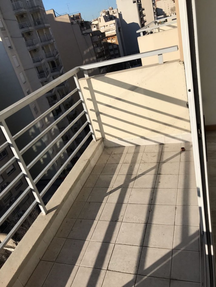 ALQUILER 2 AMBIENTES FLORES . LUMINOSO. . TRANQUILO -A 1 CUADRA DE CENTRO COMERCIAL Y SUBTE FLORES. OPORTUNIDAD!!!