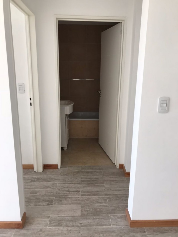 ALQUILER 2 AMBIENTES FLORES . LUMINOSO. . TRANQUILO -A 1 CUADRA DE CENTRO COMERCIAL Y SUBTE FLORES. OPORTUNIDAD!!!