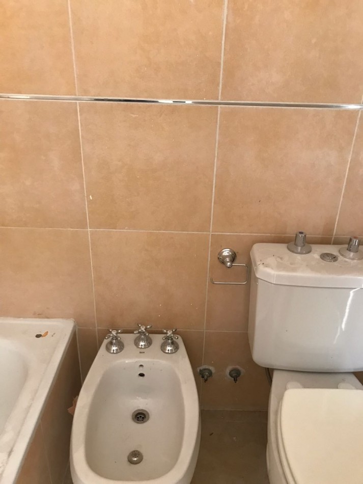 ALQUILER 2 AMBIENTES FLORES . LUMINOSO. . TRANQUILO -A 1 CUADRA DE CENTRO COMERCIAL Y SUBTE FLORES. OPORTUNIDAD!!!