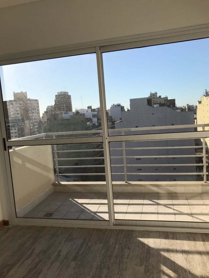 ALQUILER 2 AMBIENTES FLORES . LUMINOSO. . TRANQUILO -A 1 CUADRA DE CENTRO COMERCIAL Y SUBTE FLORES. OPORTUNIDAD!!!