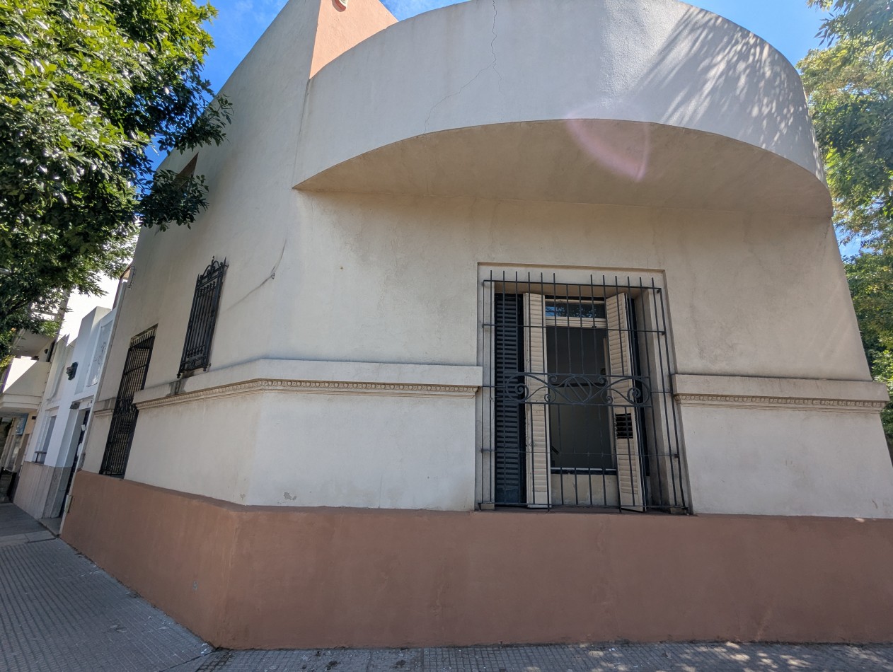 SUPER LUMINOSA CASA DE 5 AMBIENTES EN TERRENO PROPIO