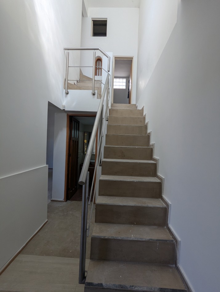 SUPER LUMINOSA CASA DE 5 AMBIENTES EN TERRENO PROPIO