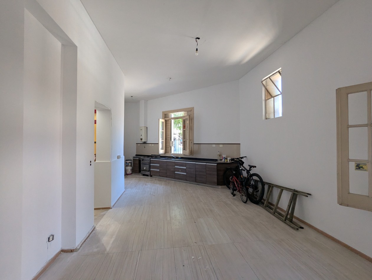 SUPER LUMINOSA CASA DE 5 AMBIENTES EN TERRENO PROPIO