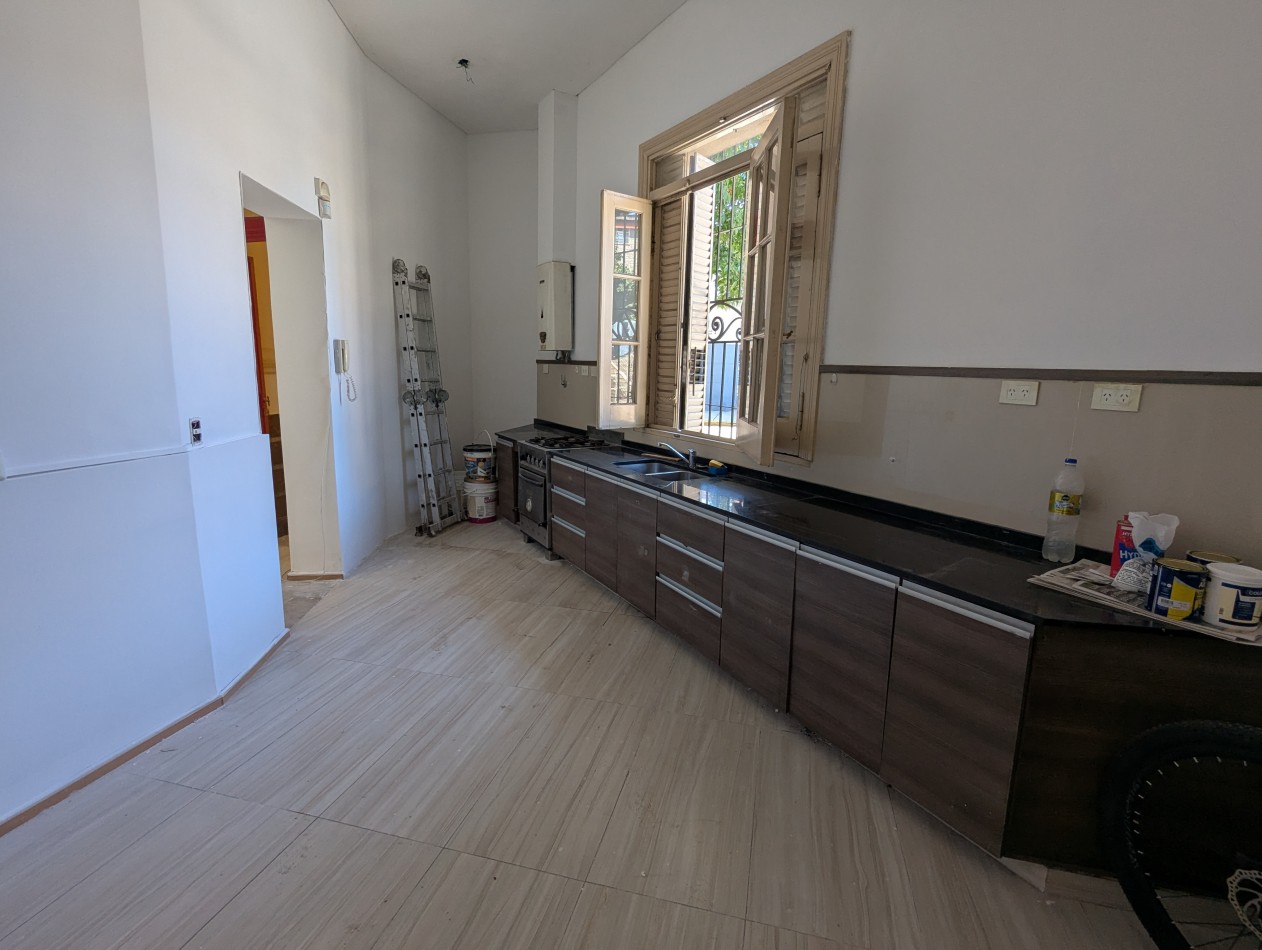 SUPER LUMINOSA CASA DE 5 AMBIENTES EN TERRENO PROPIO