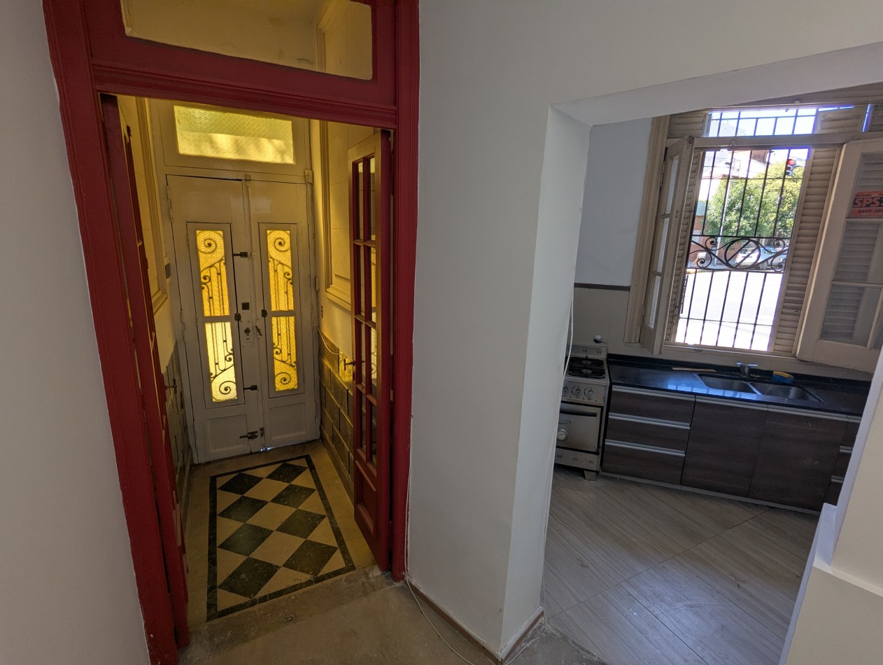 SUPER LUMINOSA CASA DE 5 AMBIENTES EN TERRENO PROPIO