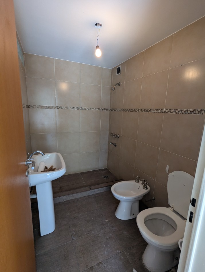 SUPER LUMINOSA CASA DE 5 AMBIENTES EN TERRENO PROPIO