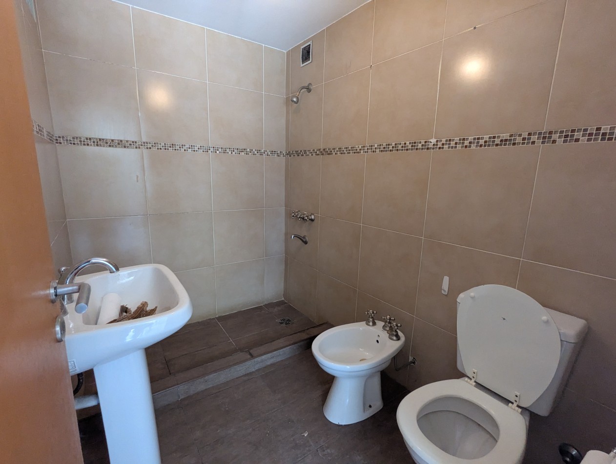 SUPER LUMINOSA CASA DE 5 AMBIENTES EN TERRENO PROPIO