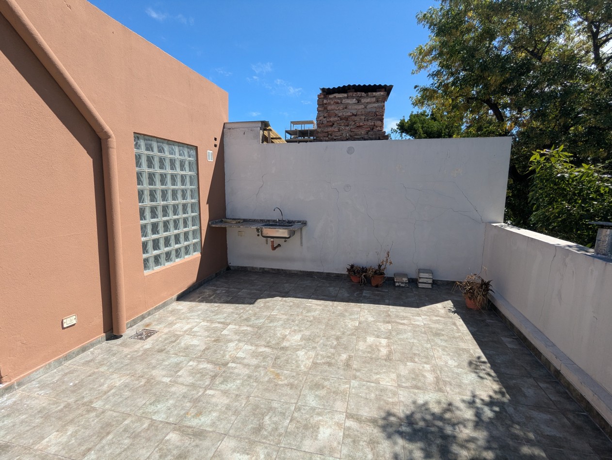 SUPER LUMINOSA CASA DE 5 AMBIENTES EN TERRENO PROPIO