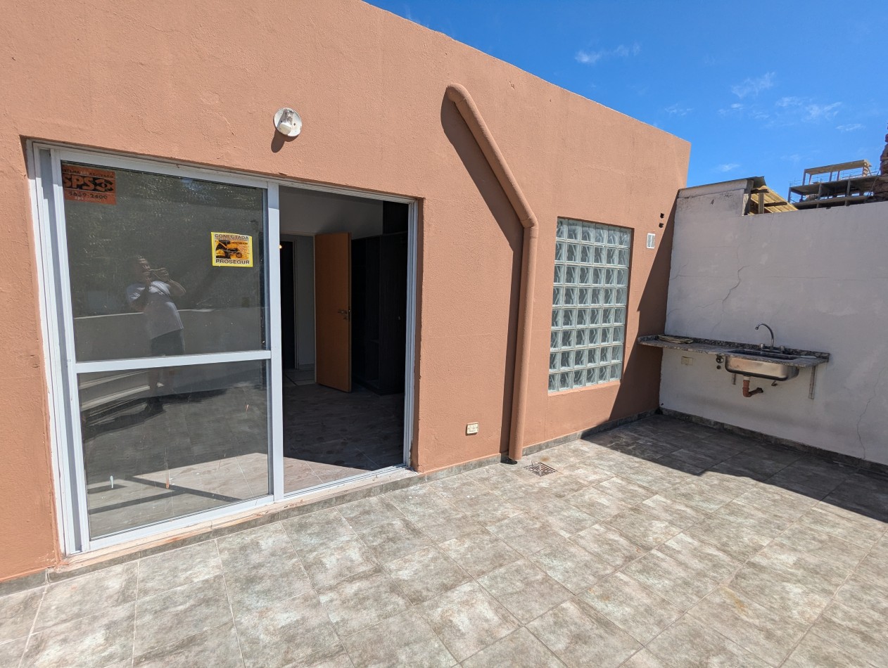 SUPER LUMINOSA CASA DE 5 AMBIENTES EN TERRENO PROPIO