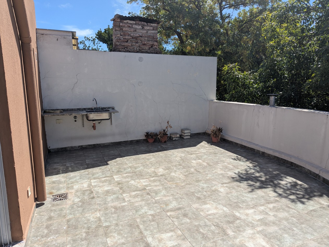 SUPER LUMINOSA CASA DE 5 AMBIENTES EN TERRENO PROPIO