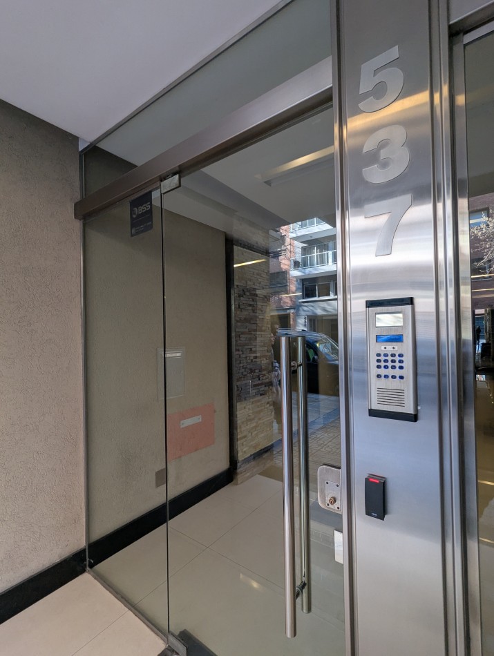 CATEGORIA EN TRES AMBIENTES. LAS CAÑITAS. CON COCHERA