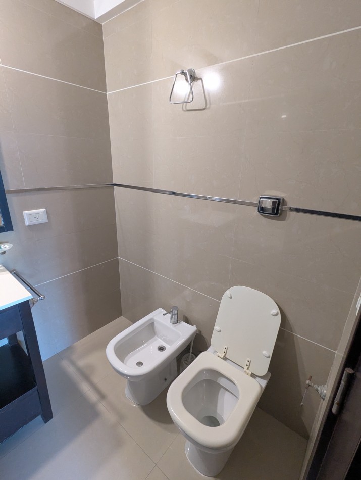 CATEGORIA EN TRES AMBIENTES. LAS CAÑITAS. CON COCHERA