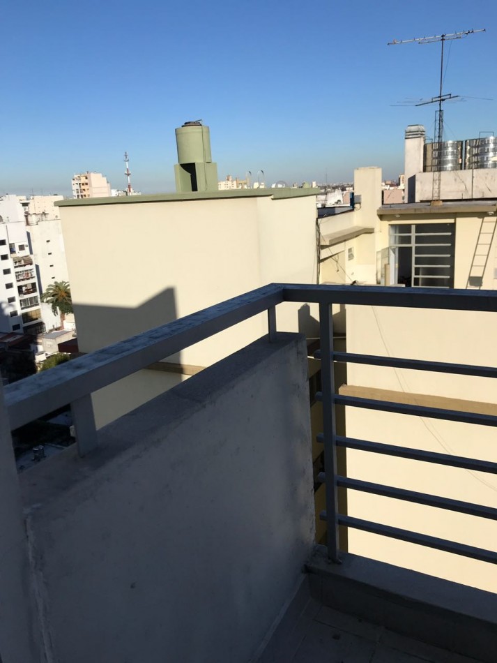 ALQUILER 2 AMBIENTES FLORES . LUMINOSO. . TRANQUILO -A 1 CUADRA DE CENTRO COMERCIAL Y SUBTE FLORES. OPORTUNIDAD!!!