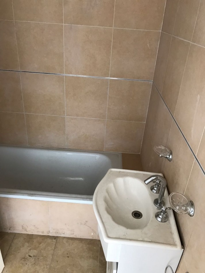 ALQUILER 2 AMBIENTES FLORES . LUMINOSO. . TRANQUILO -A 1 CUADRA DE CENTRO COMERCIAL Y SUBTE FLORES. OPORTUNIDAD!!!