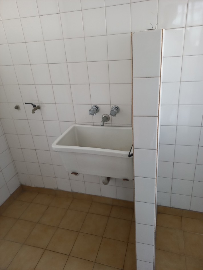 OPORTUNIDAD!!ALQUILER  2 AMB FLORES . LUMINOSO -A 1 CUADRA DE SUBTE A .ZONA COMERCIAL. TODOS LOS MEDIOS DE TRANSPORTE.!!!