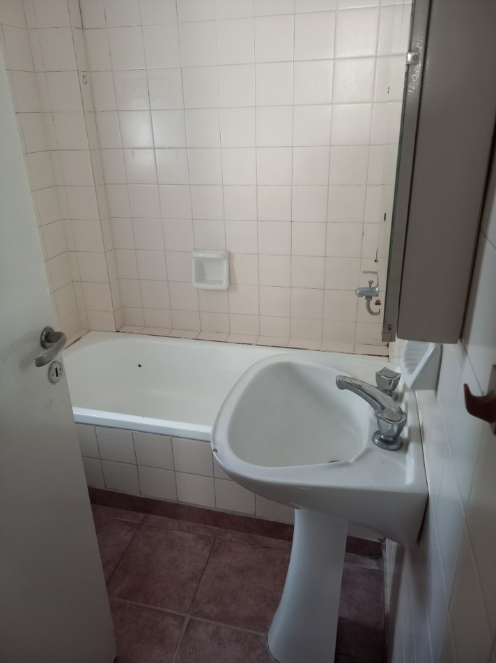 OPORTUNIDAD!!ALQUILER  2 AMB FLORES . LUMINOSO -A 1 CUADRA DE SUBTE A .ZONA COMERCIAL. TODOS LOS MEDIOS DE TRANSPORTE.!!!