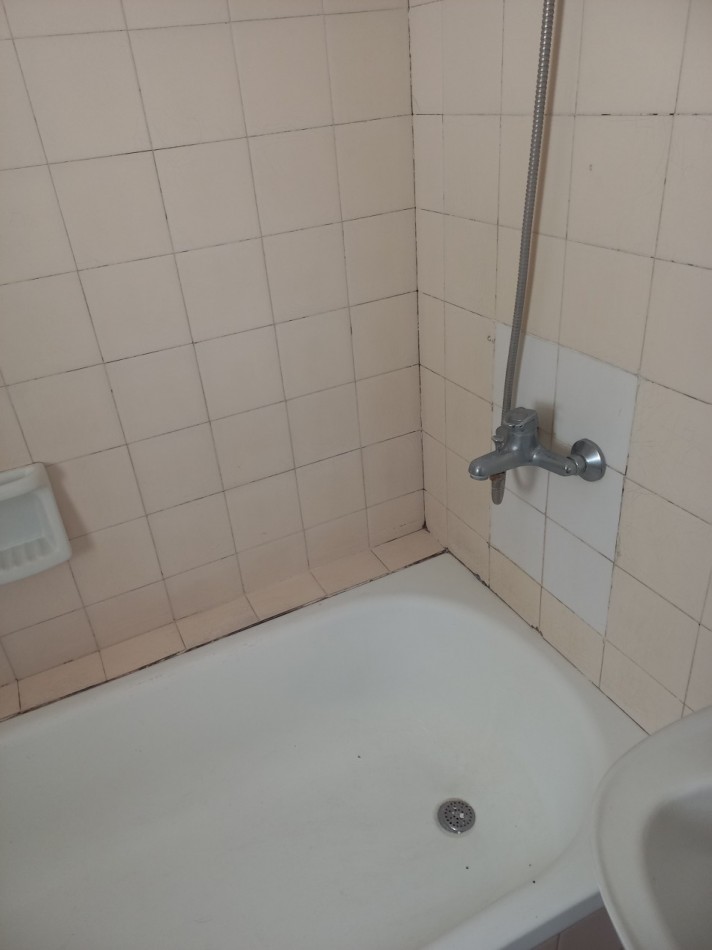 OPORTUNIDAD!!ALQUILER  2 AMB FLORES . LUMINOSO -A 1 CUADRA DE SUBTE A .ZONA COMERCIAL. TODOS LOS MEDIOS DE TRANSPORTE.!!!